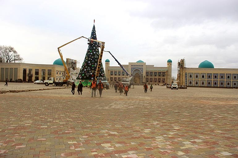 На площади туристического центра Шахристан устанавливают новогоднюю ёлку