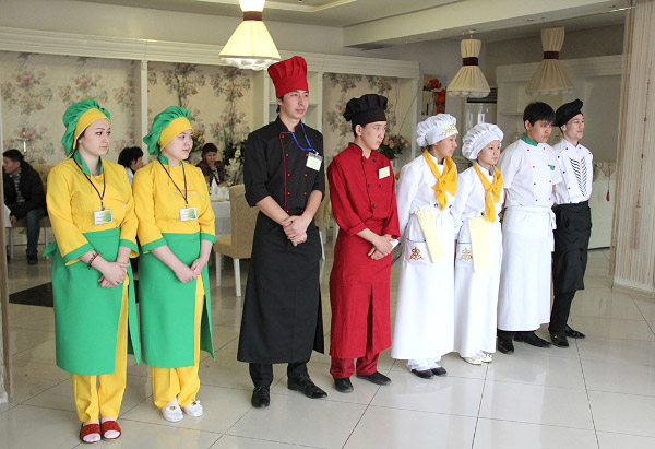 Участники конкурса студентов-поваров в ожидании решения жюри