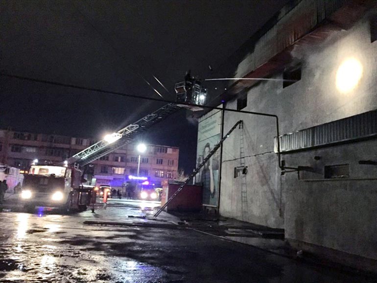 Пожарные МЧС РК тушат пожар на втором этаже супермаркета Эврика в Таразе