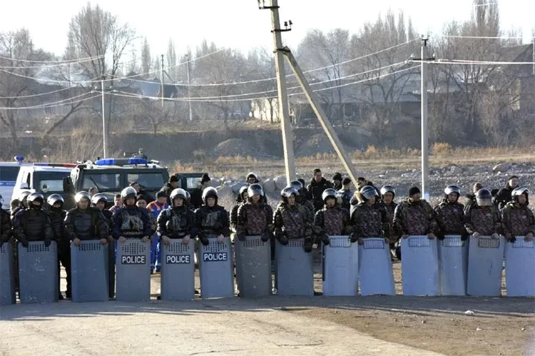 Полицейский спецназ на улице в Масанчи Кордайского района