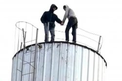 Рабочие угрожали спрыгнуть с водонапорной башни в Таразе