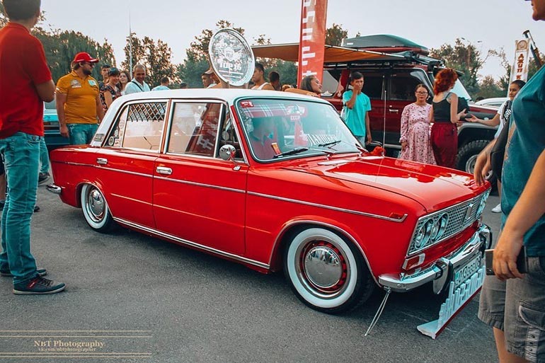 На аллее Жастар в Таразе прошёл слёт красивых автомобилей (фото)