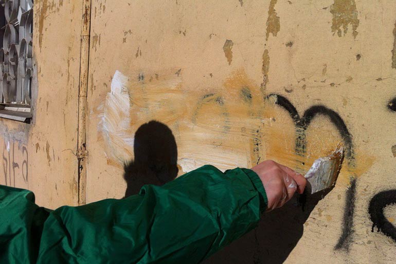 В Таразе со стен зданий удалено около 200 граффити-надписей