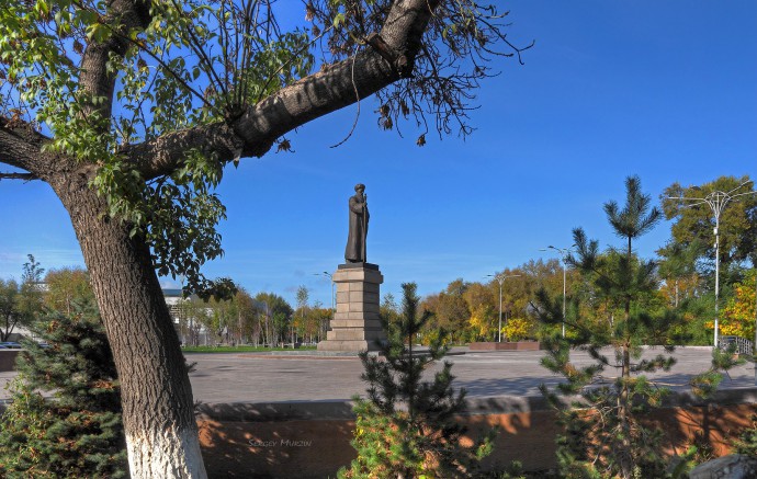 Памятник Толе би