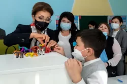 Дарига Назарбаева посетила реабилитационный центр "Қамқорлық" в Таразе