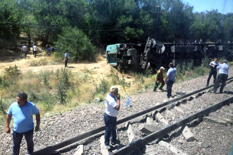 КТЖ выплатит компенсации семье погибшего и пострадавшим в ЧП с поездом