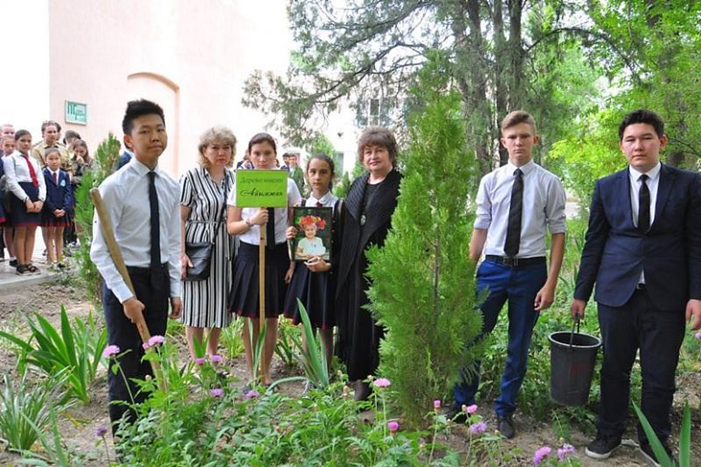 Деревце в честь «улыбающегося ангела» Айымжан посадили жамбылские школьники
