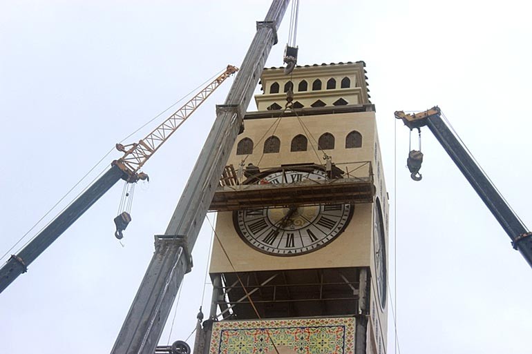 В туристическом центре Шахристан устанавливают башню с часами