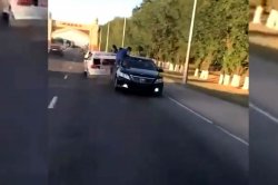 Ехавшая задом Camry в Таразе врезалась в ВАЗ с открытым багажником