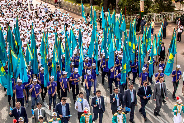 Две тысячи жамбылцев участвовали в шествии в честь Дня госсимволов