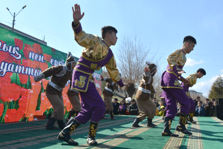 Студенты ТарГУ организовали театрализованное представление к празднику Наурыз