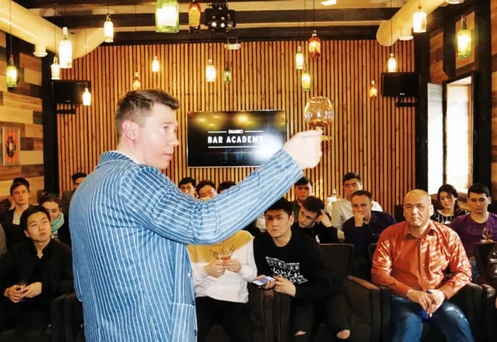 Тренер Олег Литвинов проводит мастер-класс для барменов в Таразе