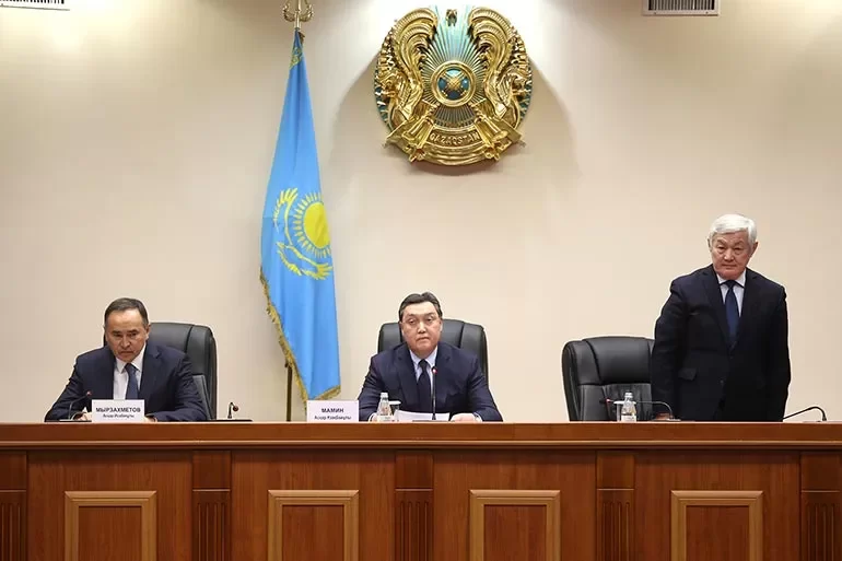 Премьер-Министр РК представил нового акима Жамбылской области Б. Сапарбаева