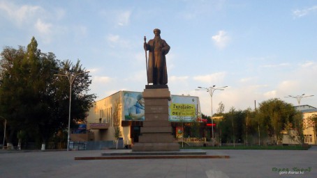 Памятник Толе би