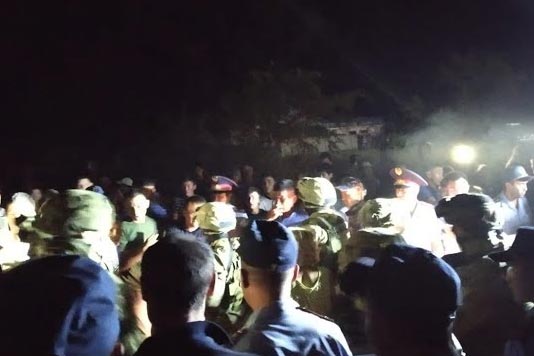 Родственники подозреваемого в Шу пытались отбить его у полиции на стихийном митинге Родственники подозреваемого в Шу пытались отбить его у полиции на стихийном митинге