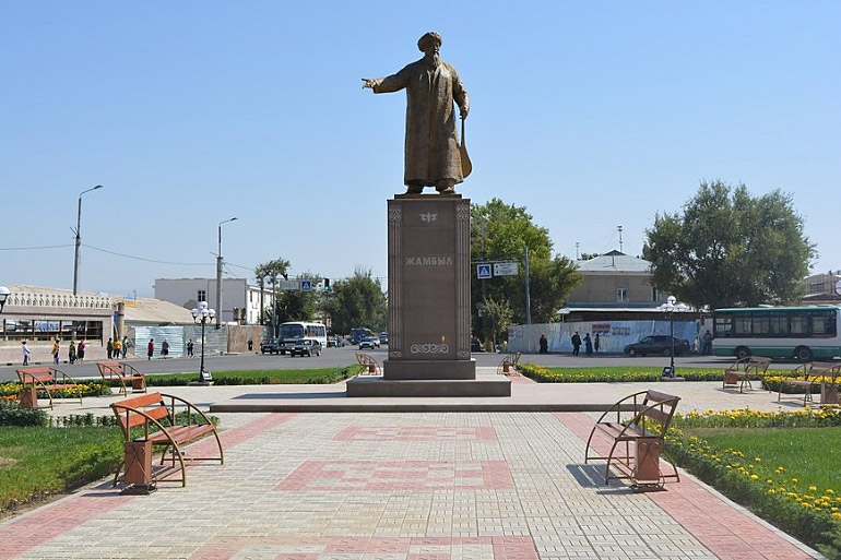 В Таразе отметили 172-летие Жамбыла Жабаева