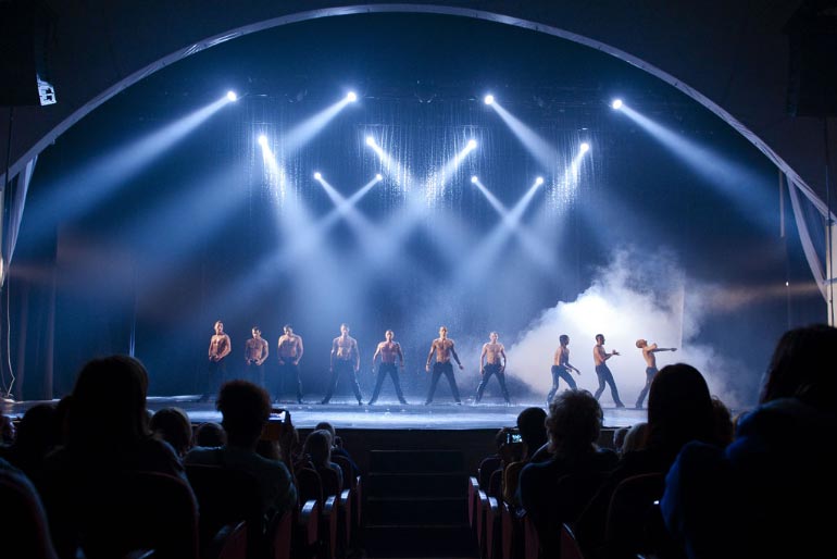 Театр танца «Искушение» представил концерт-шоу в Таразе