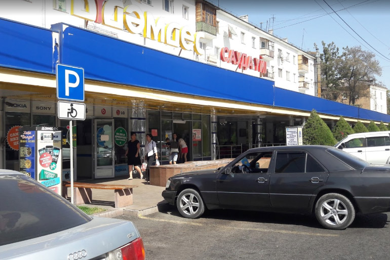 Оштрафован владелец автомобиля, разрушившего витрину кафе "Дамдес"