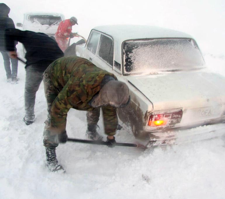 Спасатели и автовладельцы очищают технику от снежных заносов