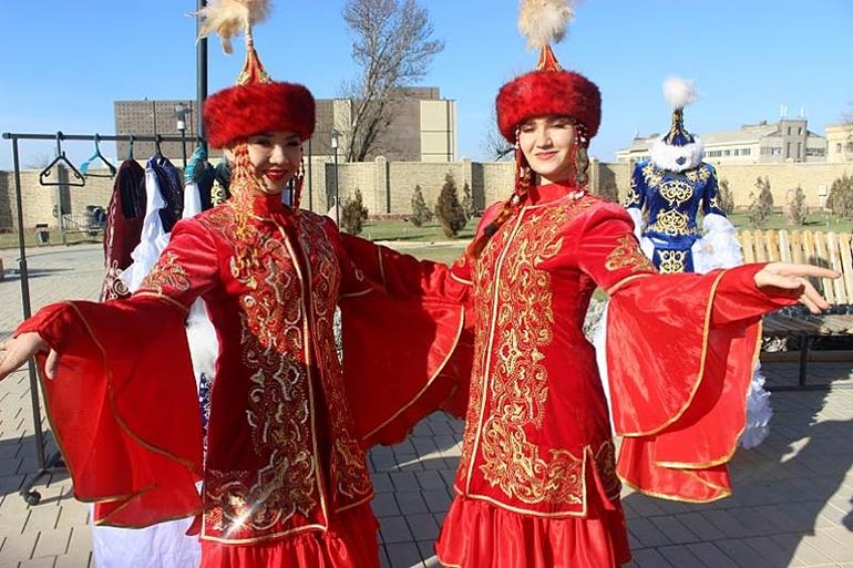 В Таразе отметили День благодарности кумысом и модным показом