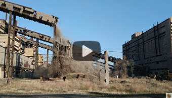 Крушение металлоконструкций советских времён на заброшенном заводе в Таразе