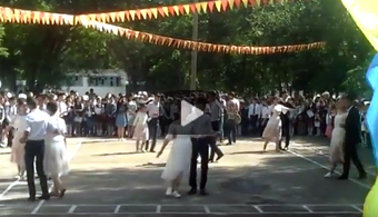 В школах Тараза танцуют вальс на Последнем звонке-2018