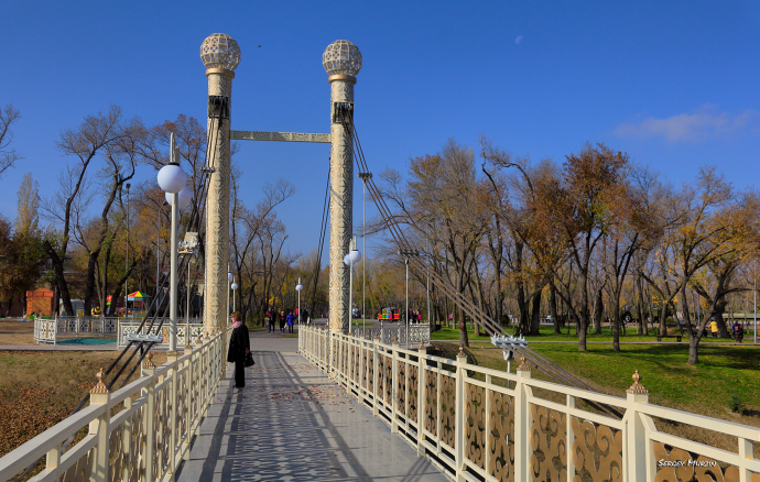 Обновлённый мост ведущий в парк "Женис"