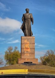 Вечный огонь и памятник Бауржану Момышулы в парке Женис (парк Победы)