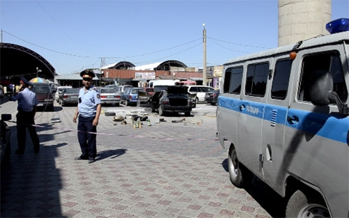 Наряд полиции на рынке Ауыл Береке в Таразе