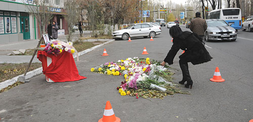 Жители Тараза несут цветы на место взрыва