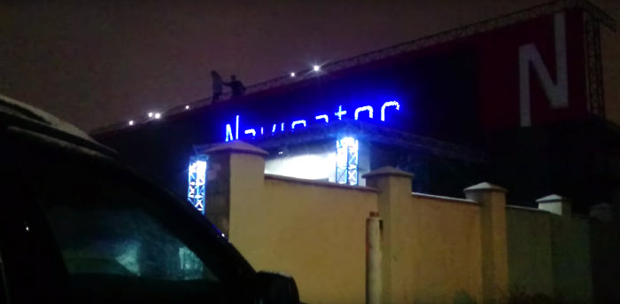 Полицейские спасли девушку от смертельного прыжка с крыши клуба в Таразе