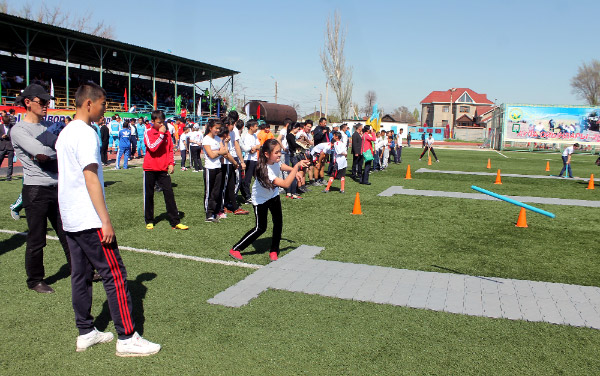 Игра в городки на дворовых играх 2015 в Таразе