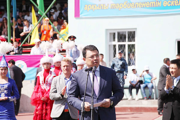Аким Жамбылской области Канат Бозумбаев на IV Республиканской спартакиаде в Таразе
