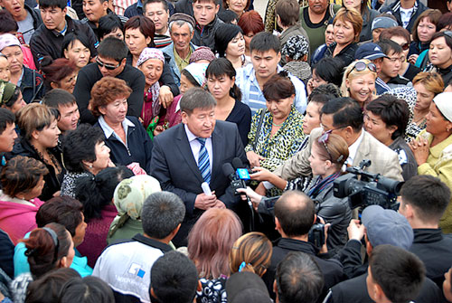 Аким Тараза  Бекболат Орынбеков на встрече с митингующими торговцами рынка