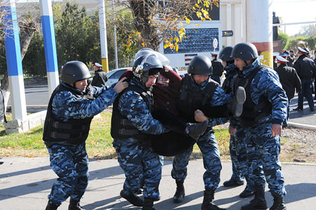 Задержание митингующих женщин на площади Достык