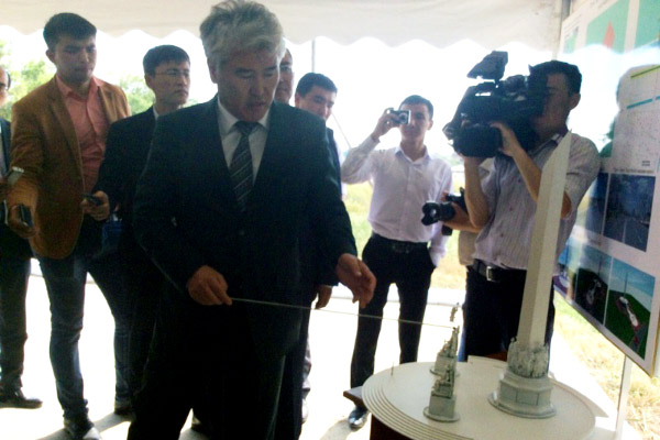 Заместитель Премьер-Министра РК Бердыбек Сапарбаев осматривает эскизный макет монумента Казак хандыгы