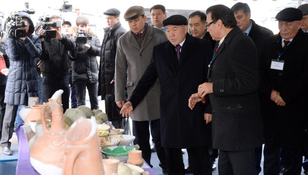 Президент РК Нурсултан Назарбаев на археологических раскопках в Таразе