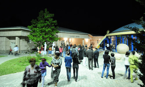 Жители Тараза ночью в музее