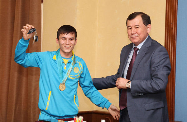 Аким Жамбылской области Карим Кокрекбаев вручает ключи от машины Олжасу Саттибаеву