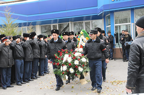 Прощание с погибшими полицейскими в Таразе