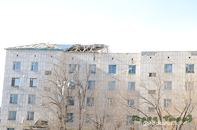 Разрушенная крыша многоэтажки