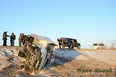 Опрокинутый автомобиль на трассе в Каратау