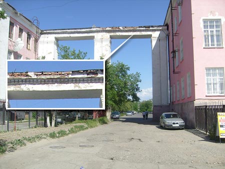 Арка на площади Достык в Таразе Арка на площади Достык в Таразе