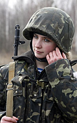 Девушка-военнослужащая