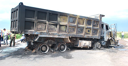 Разбитый и сгоревший грузовик