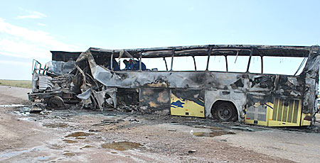 Разбитый и сгоревший автобус