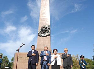 У нового памятника Бауыржану Момышулы