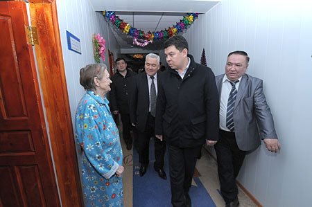 Каржаубай Бекболатов и Ерлан Амирбеков знакомят акима области с жизнедеятельностью Каратауского дома-интерната для престарелых и инвалидов.