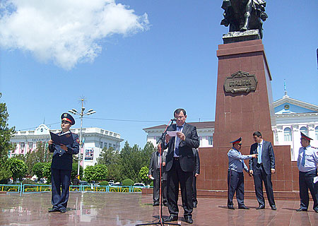 Выступление полицейских на акции Десятилетие в Таразе