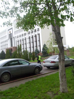 Дорожный полицейский около здания Облакимата Дорожный полицейский около здания Облакимата